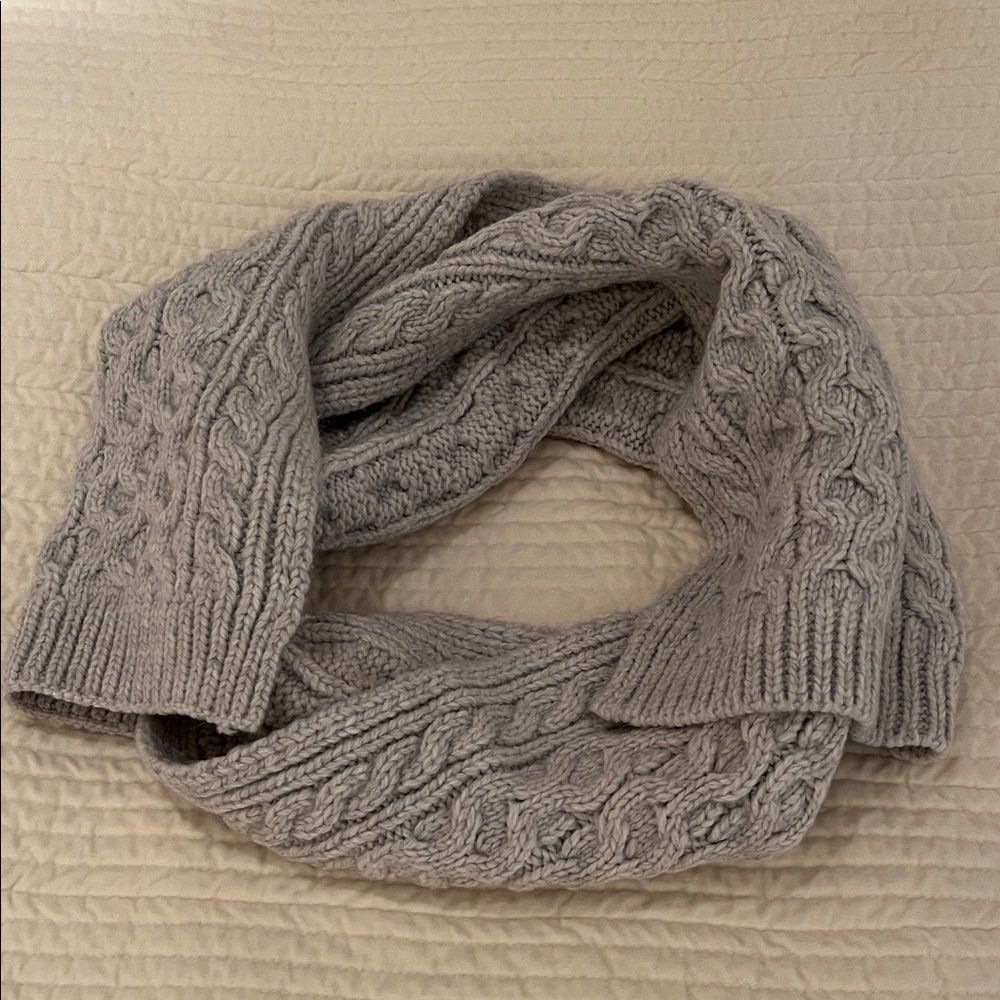 GAP Wool Light Gray Cable Knit Scarf 🐑